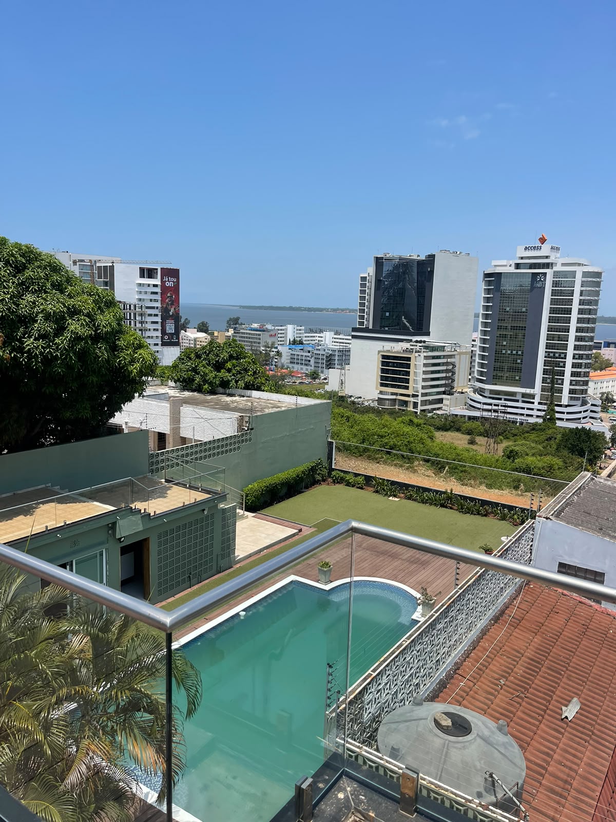 Moradia de luxo T4 na Polana Cimento próximo do Hotel Girassol.